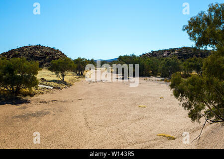 Trockenes Flussbett des Todd River in der Nähe der Alten Telegrafenstation in Alice Springs, Australien Stockfoto