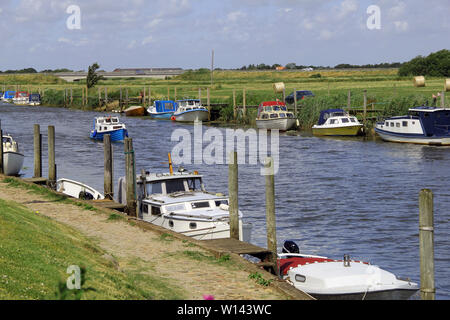 Bunte kleine Schiffe in einem kleinen Fluss in Dänemark Stockfoto