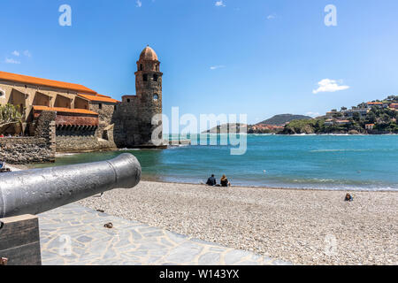 Der Glockenturm und die Kirche von Notre-Dame-des-Anges, Collioure Stockfoto