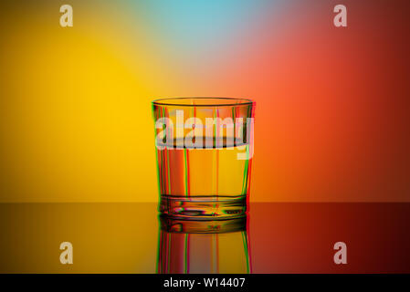 Kunst Panne Wirkung, Glas Glas mit Wasser auf hellen farbigen Hintergrund, Minimalismus Stockfoto