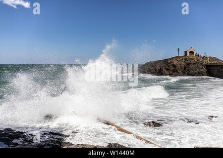 Sturm, Wind und Wellen den Hafen Abwehr Hit in Collioure, Südfrankreich. Collioure ist eine Gemeinde im französischen Département Pyrénées-Orientales. Stockfoto