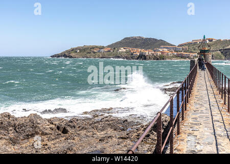 Sturm, Wind und Wellen den Hafen Abwehr Hit in Collioure, Südfrankreich. Collioure ist eine Gemeinde im französischen Département Pyrénées-Orientales. Stockfoto