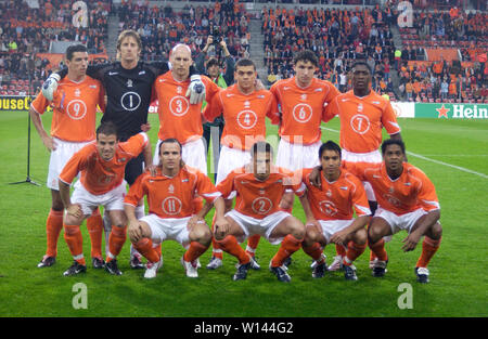 Philips Stadion Eindhoven Niederlande 28,4.2004, Fußball: International Friendly, Niederlande (orange) vs Griechenland (blau) 4:0 --- Mannschaftsaufstellung Niederlande, (obere Reihe von links): Roy MAKAAY, Edwin VAN DER SAR, Jaap STAM, Wilfred BOUMA, Mark VAN BOMMEL, Clarence SEEDORF. (Untere Reihe von links): Rafael VAN DER VAART, Boudewijn ZENDEN, Johnny HEITINGA, Giovanni VAN BRONCKHORST, Patrick KLUIVERT Stockfoto