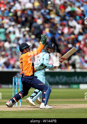 England's Joe Root (rechts) und Indiens wicketkeeper MS Dhoni (links) Während der ICC Cricket World Cup group Phase match bei Edgbaston, Birmingham. Stockfoto