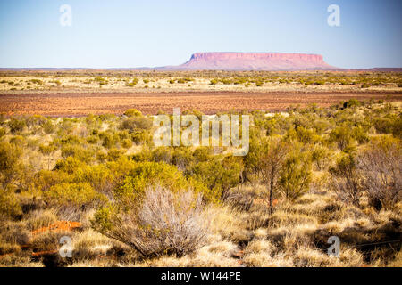 Blick von lasseter Hwy von Mount Connor Lookout im Northern Territory, Australien Stockfoto