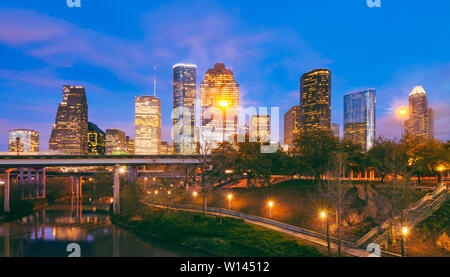 Die Skyline von Houston Texas in der Dämmerung Stockfoto