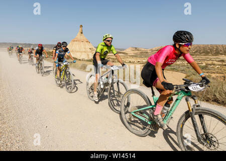 Extreme Bardenas 2019. 1500 Menschen fahren mit dem Rad in der Wüste Europas. Naturpark Bardenas Reales. Biosphärenreservat. Navarra. Spanien Stockfoto