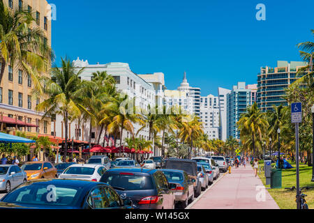 Der Ocean Drive ist eine wichtige Durchgangsstraße in der Nähe von South Beach in Miami Beach, Florida, USA