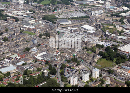 Luftaufnahme von Keighley Stadtzentrum aus dem Südwesten in Richtung Morrisons & die Airedale Einkaufszentrum Stockfoto