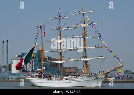 Mexikanische Marine Sail Training Schiff ARM Cuauhtemoc (BE01) Überschrift auf dem Fluss Themse nach einem Besuch in London Stockfoto