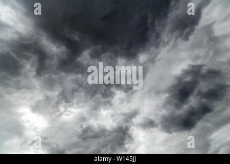Grau Incoming Storm clouds dark closeup Kulisse, auf Weitwinkelobjektiv erfasst Stockfoto