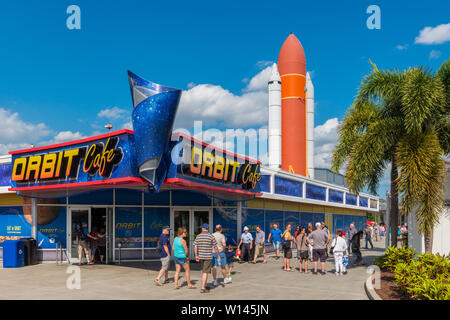 Orbit Cafe und Atlantis Space Shuttle im Kennedy Space Center Visitor Komplex in Cape Canaveral, Florida, USA Stockfoto