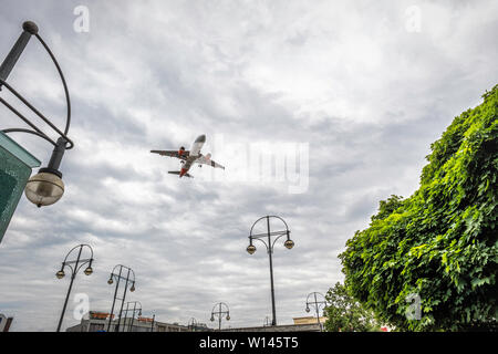 Easyjet Flugzeug in der Luft. Flugzeug nähert sich der Flughafen Tegel & an, Kurt Schumacher Platz, Berlin Stockfoto