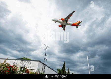 Easyjet Flugzeug in der Luft. Flugzeug nähert sich der Flughafen Tegel & an, Berlin Stockfoto