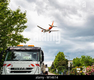 Easyjet Flugzeug in der Luft. Flugzeug nähert sich der Flughafen Tegel & an, Berlin Stockfoto