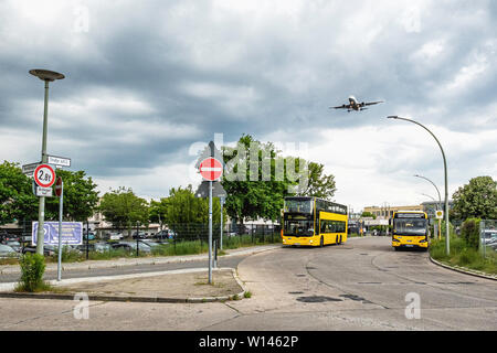 Flugzeug in der Luft. Flugzeug über Straße 462 Bushaltestellen nahe Flughafen Tegel & an, Berlin Stockfoto