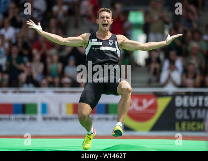 Ratingen, Deutschland. 30. Juni, 2019. Zehnkämpfer Fynn Zenker cheers im Stabhochsprung Wettbewerb der Rund-um-Konferenz. Quelle: Bernd Thissen/dpa/Alamy leben Nachrichten Stockfoto