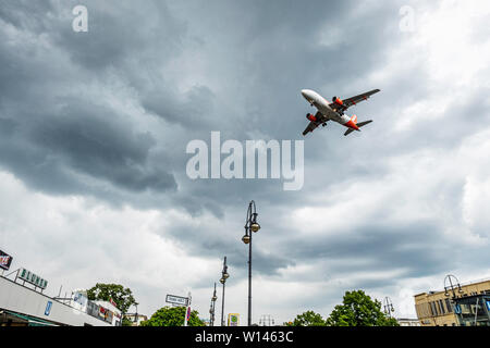 Easyjet Flugzeug in der Luft über Kurt Schumacher Platz. Flugzeug nähert sich der Flughafen Tegel & an, Berlin Stockfoto