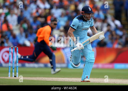 Edgbaston, Birmingham, Großbritannien. 30. Juni, 2019. ICC World Cup Cricket, zwischen England und Indien; Jonny Bairstow verläuft zwischen dem Wickets Credit: Aktion plus Sport/Alamy leben Nachrichten Stockfoto