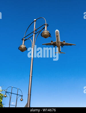 Flugzeug in der Luft über Kurt Schumacher Platz. Flugzeug nähert sich der Flughafen Tegel & an, Berlin Stockfoto