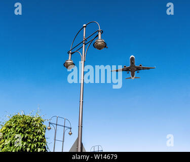 Flugzeug in der Luft über Kurt Schumacher Platz. Flugzeug nähert sich der Flughafen Tegel & an, Berlin Stockfoto