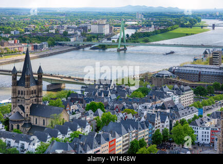 Köln, Deutschland - 12. Mai: Luftaufnahme über der Stadt Köln, Deutschland am 12. Mai 2019. Blick auf Groß St. Martin Kirche. Foto vom Dreieck genommen Stockfoto