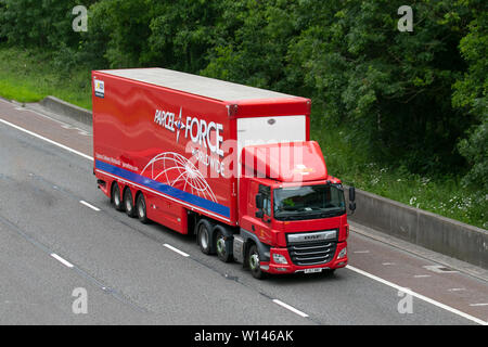 Paket mail & Paketzustellfahrzeugen; Autobahn schwerer Güter-LKW, Spedition, Lkw, Transport, Lastwagen, Cargo, Fahrzeug, Lieferung, Transport, Industrie, Fracht auf der M6 an der Lancaster, Großbritannien Stockfoto