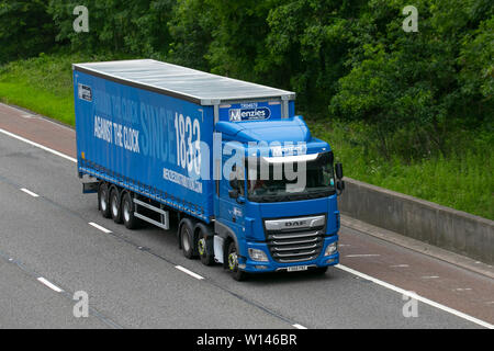 Menzies 1833 'Gegen die Uhr' Autobahn schwere Bulk-Transport Lieferwagen, blaue DAF LKW, Transport, LKW, Fracht, Fahrzeug, Lieferung, Transport, Industrie, Fracht auf der M6 in Lancaster, Großbritannien Stockfoto