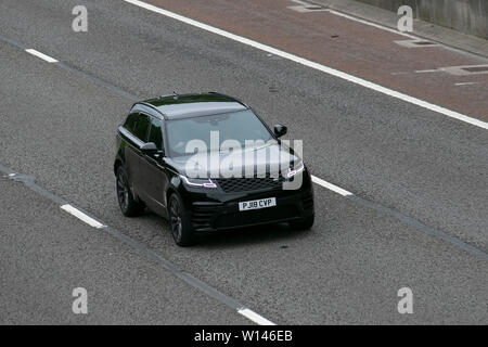 2018 Black Land Rover R Rover Velar R-Dyn S D24; M6, Lancaster, Großbritannien; Fahrzeugverkehr, Verkehrsmittel, modern, Limousinen, Richtung Norden auf der 3-spurigen Autobahn. Stockfoto