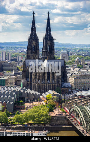 Köln, Deutschland - 12. Mai: Luftaufnahme über der Stadt Köln, Deutschland am 12. Mai 2019. Foto von Triangle Tower mit Blick auf Köln Cathedr genommen Stockfoto