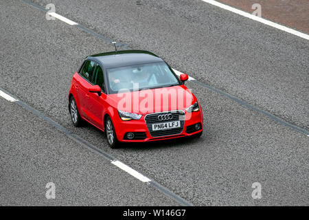2014 rot Audi A1 Sport TFSI; M 6, Lancaster, UK; Verkehr, Transport, moderne, Limousinen, Nord - Auf der 3 spurigen Autobahn gebunden. Stockfoto