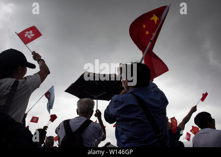 Die Demonstranten schwenkten die chinesischen und die Hong Kong Flaggen während der Kundgebung zur Unterstützung der Polizei. Zehntausende Demonstranten sammeln außerhalb der Regierung von Hongkong Sitz komplexe ihre Unterstützung der Polizei zu zeigen, da sie weitgehend gegen junge Demonstranten zu einem jetzt verschoben, um Auslieferungen auf dem Festland China erlauben dagegen gekämpft. Stockfoto