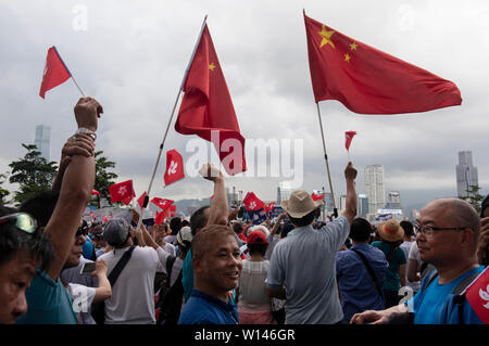 Die Demonstranten schwenkten die Chinesische Flaggen während der Kundgebung zur Unterstützung der Polizei. Zehntausende Demonstranten sammeln außerhalb der Regierung von Hongkong Sitz komplexe ihre Unterstützung der Polizei zu zeigen, da sie weitgehend gegen junge Demonstranten zu einem jetzt verschoben, um Auslieferungen auf dem Festland China erlauben dagegen gekämpft. Stockfoto