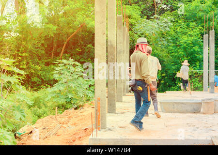 Bauarbeiter arbeiten in der Installation Schalung Arbeitsplatz ein Haus bauen Stockfoto