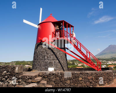 Touristen, die in einem flämischen Windmühle auf der Insel Pico auf den Azoren, Portugal, Europa inspiriert Stockfoto
