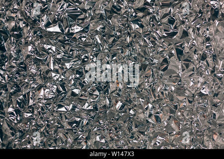 Full Frame nehmen Sie ein Blatt zerknüllt silberne Aluminiumfolie Hintergrund Stockfoto