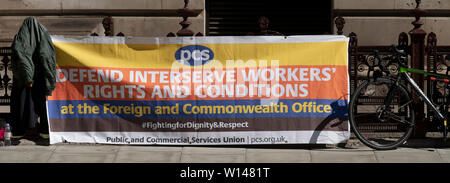 Öffentliche und kommerzielle Dienste Union Streikposten an den Eingang des Foreign und Commonwealth Office King Charles Street, London, UK, 21. Mai 2019. Stockfoto