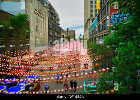 Montreal, Kanada, 28. Juni 2019. bunten Dekorationen im Gay Village in Montreal, Quebec, Kanada. Credit hängend: Mario Beauregard/Alamy leben Nachrichten Stockfoto