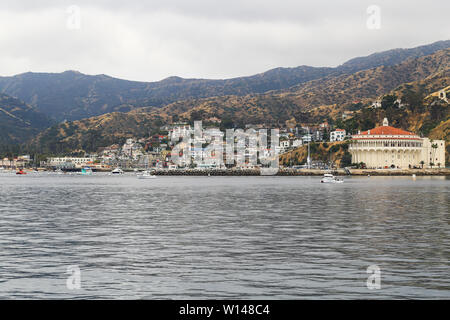 Avalon, Kalifornien, USA - 31. Mai 2017: Die grösste Stadt auf dem Santa Catalina Island mit vielen Häusern und dem Casino. Stockfoto