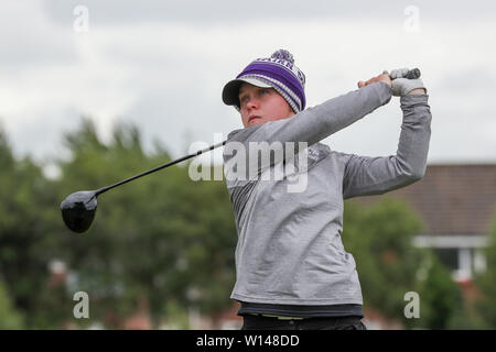 Troon, Schottland, Großbritannien. 30. Juni 2019. Am letzten Tag des Wettbewerbs die restlichen 8 Golfspieler, spielen Matchplay Golf über barassie Links Golfplatz konkurrierten, Troon im stürmischen Wind und Regen squally Bedingungen zu versuchen und die Meisterschaft Cup und der Clark Rosebowl gewinnen. Bild von CARINNE TAYLOR, Nairn GC am 15. Kredit abzweigen: Findlay/Alamy leben Nachrichten Stockfoto
