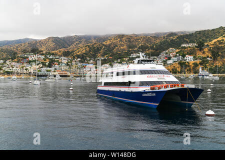 Avalon, Kalifornien, USA - 31. Mai 2017: Die grösste Stadt auf dem Santa Catalina Island mit vielen Häusern in den Hügeln und mit der Fähre in der Marina. Stockfoto