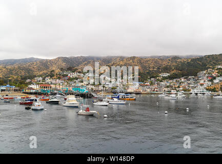 Avalon, Kalifornien, USA - 31. Mai 2017: Die grösste Stadt auf dem Santa Catalina Island mit vielen Häusern in den Hügeln und viele Boote in der Marina. Stockfoto