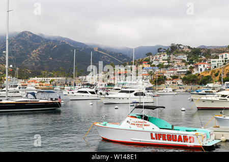 Avalon, Kalifornien, USA - 31. Mai 2017: Die grösste Stadt auf dem Santa Catalina Island mit vielen Häusern in den Hügeln und viele Boote in der Marina. Stockfoto