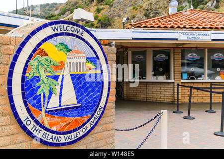 Avalon, Kalifornien, USA - 31. Mai 2017: ein willkommenes Zeichen in den Hafen von Santa Catalina Island. Im Hintergrund ist der Fahrkartenschalter. Stockfoto