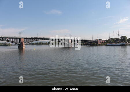 Theodor - Heuss - Brücke über den Rhein in Mainz. Stockfoto