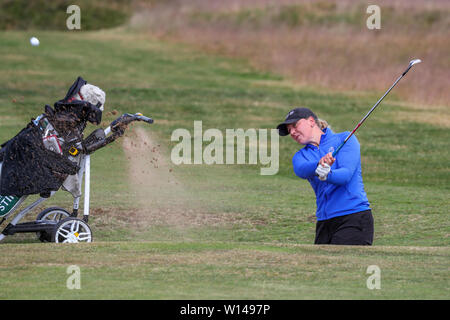 Troon, Schottland, Großbritannien. 30. Juni 2019. Am letzten Tag des Wettbewerbs die restlichen 8 Golfspieler, spielen Matchplay Golf über barassie Links Golfplatz konkurrierten, Troon im stürmischen Wind und Regen squally Bedingungen zu versuchen und die Meisterschaft Cup und der Clark Rosebowl gewinnen. CHLOE GOADBY vertreten St Regulus Damen Golf Club spielen der greenside Bunker am 16. Credit: Findlay/Alamy leben Nachrichten Stockfoto