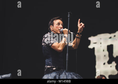 Johnny Mac und die Gläubigen leben in Bolton Längestrich Stadion Juni 2019 Stockfoto