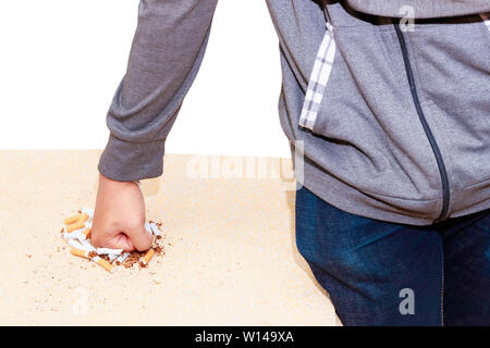 Männliche Hand zerquetscht Haufen Zigaretten ganz nah am Tisch terrazzo Bodenbelag gelb über weißen Hintergrund. health care Konzept, das Rauchen aufzugeben. Stockfoto