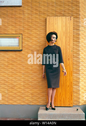 Mode in den 60er Jahren. Eine junge Frau trägt eine typische 60er Jahre Kleid. Die Länge des Rockes ist gerade unterhalb der Knie. Schweden 1960 s Ref BV 94 Stockfoto