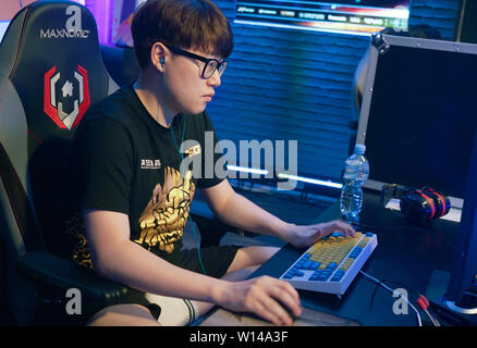 Krefeld, Deutschland. 29 Juni, 2019. Die koreanische Starcraft 2 Spieler Kang 'Solar' Min Soo, im E-Sport Turnier "Homestory Cup" aufgezeichnet. Zweimal jährlich internationale Top Spieler der e-sport Disziplin Starcraft 2 sind nach Krefeld gezogen. 32 top Spieler aus der ganzen Welt in die "Homestory Cup' kommen in die Starcraft 2 Disziplin zu konkurrieren. (Dpa' Weltmeister in bar Atmosphäre im e-Sport Turnier "Homestory Cup') Credit: Benedikt Wenck/dpa/Alamy leben Nachrichten Stockfoto